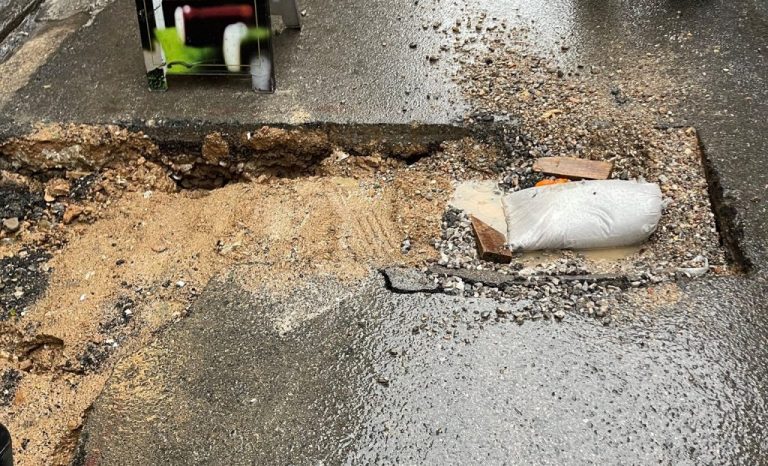 Κακοκαιρία: Υποχώρησε το οδόστρωμα στη Χαριλάου Τρικούπη και «κατάπιε» γυναίκα