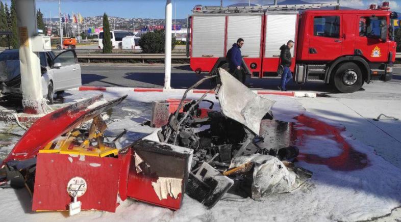Θεσσαλονίκη: Φωτιά σε πρατήριο καυσίμων – ΙΧ καρφώθηκε στις αντλίες
