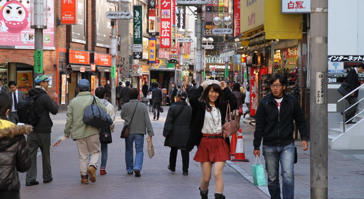 Η Ιαπωνία προσφέρει στους νέους γονείς ένα εκατομμύριο γιεν για να φύγουν από το Τόκιο – Γιατί;