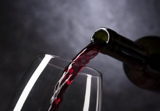 Γαλλία: Μειωμένη η κατανάλωση κόκκινου κρασιού – Αντιστέκονται οι οινοποιοί
