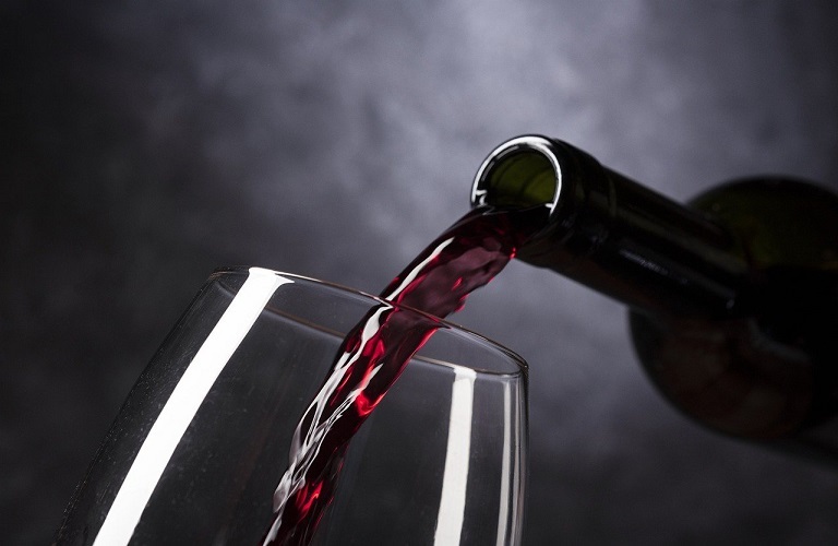 Γαλλία: Μειωμένη η κατανάλωση κόκκινου κρασιού - Αντιστέκονται οι οινοποιοί
