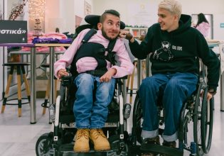 Οι «Cool Crips» αντιμετωπίζουν την αναπηρία με σαρκασμό