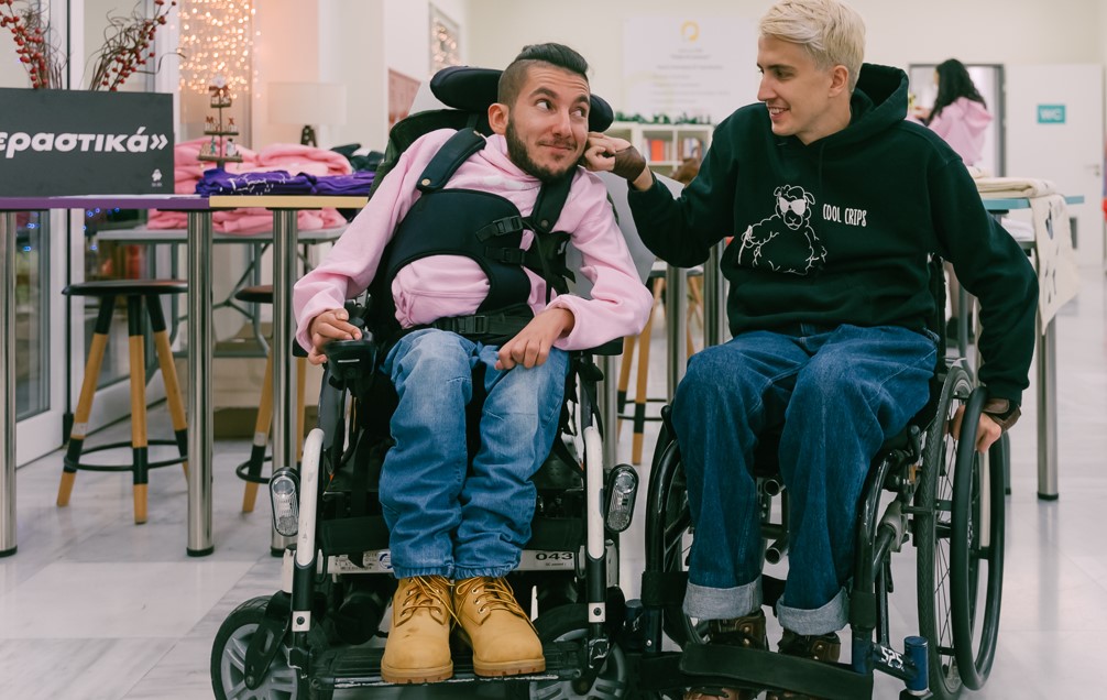 Οι «Cool Crips» αντιμετωπίζουν την αναπηρία με σαρκασμό