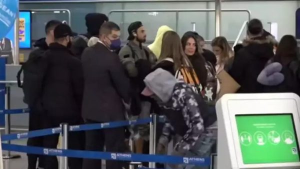 Survivor: Ήταν στο αεροδρόμιο με λαχανί φούτερ αλλά… δεν τον πήρε χαμπάρι κανείς