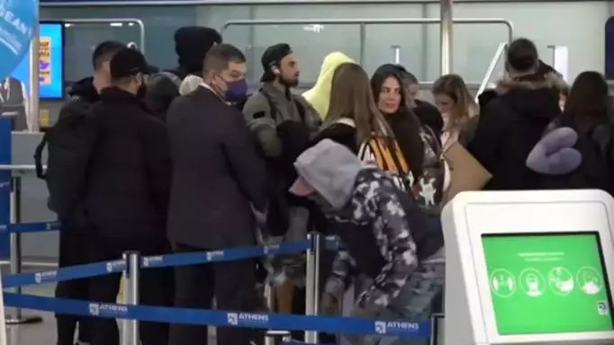 Survivor: Ήταν στο αεροδρόμιο με λαχανί φούτερ αλλά… δεν τον πήρε χαμπάρι κανείς