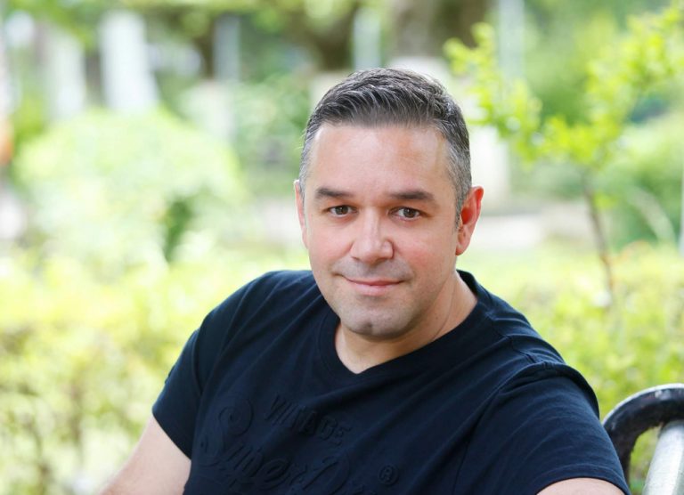 «Ενοχοι ή βλάκες» οι πολιτικοί που πιάνονται με τη γίδα στην πλάτη; Μάλλον ένοχοι