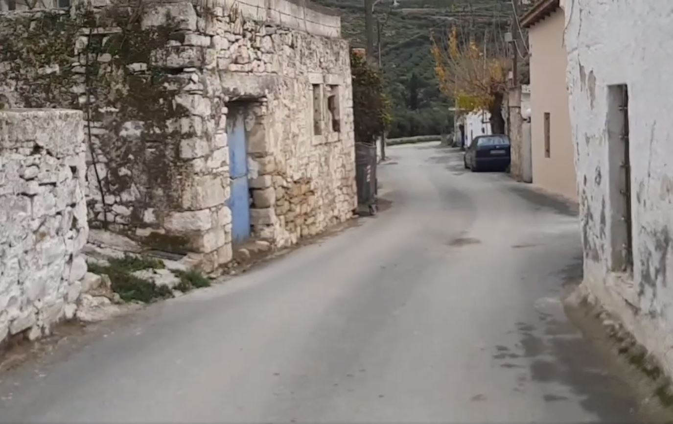 Κρήτη: 75χρονη γιαγιά κρατά πεντακάθαρο το δρόμο σε ένα χωριό