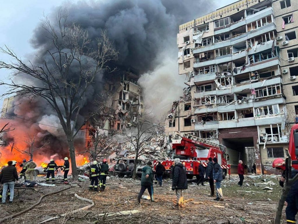 Ουκρανία: Οι Ρώσοι βομβάρδισαν πολυκατοικία στο Ντνίπρο