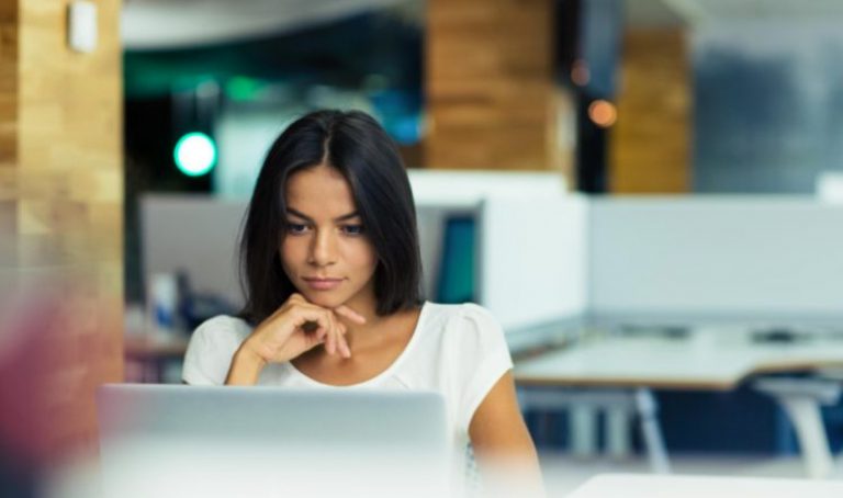 Όταν το γκισέ της τράπεζας «βλέπει» πολλά περισσότερα από τα χαρτονομίσματά σου