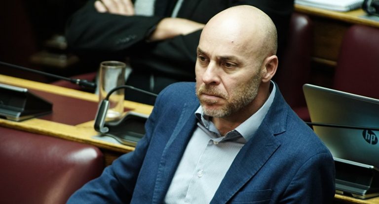 Γιώργος Αμυράς: «…Τα βιβλία μου, το γραφείο μου, ένας καναπές και μία τηλεόραση»