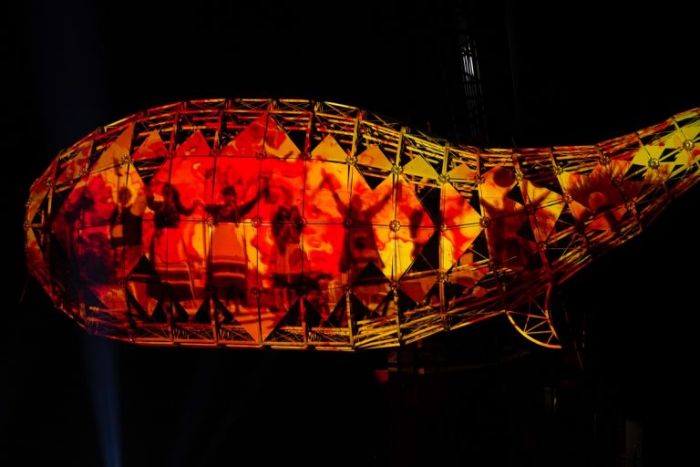 Μια λάμψη στο αστικό κενό