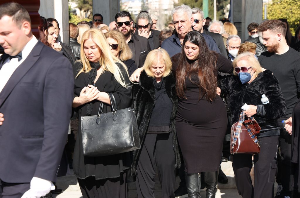 Νίκος Γιάννακας: Θλίψη στην κηδεία του ηθοποιού – Δείτε φωτογραφίες