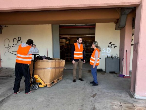 Περιφέρεια Αττικής: «Τα ρούχα θα δίνονταν για ανακύκλωση» – Η απάντηση για τις εικόνες ντροπής