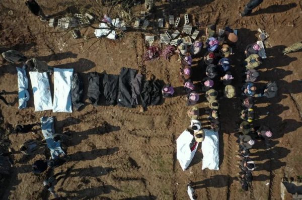 Συρία: Φρίκη – Ετοιμάζουν μαζικούς τάφους για τα θύματα του σεισμού στην Τζαντάρις κοντά στο Χαλέπι