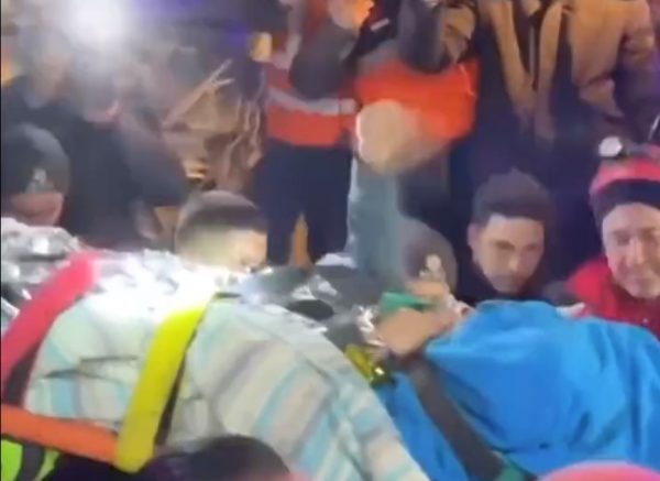 Σεισμός στην Τουρκία: Άντεξαν 92 και 96 ώρες κάτω από τα συντρίμμια – Πώς σώθηκαν νεαρός, μητέρα και κόρη