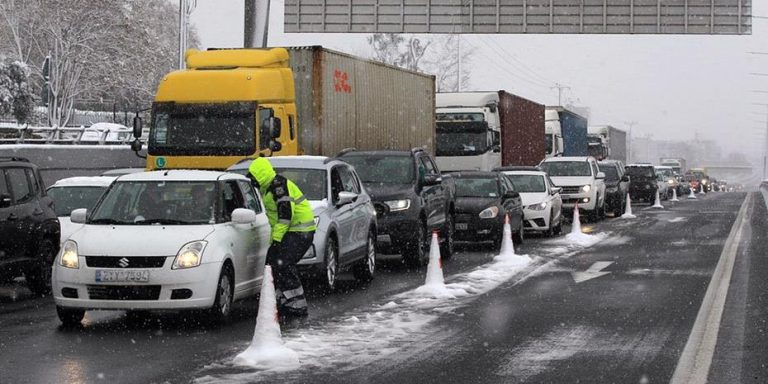 Αλυσίδες χιονιού: Τα πρώτα μπλόκα της ΕΛ.ΑΣ στην Αθήνα –  Τι λένε για το πρόστιμο