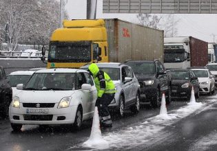Αλυσίδες χιονιού: Τα πρώτα μπλόκα της ΕΛ.ΑΣ στην Αθήνα –  Τι λένε για το πρόστιμο