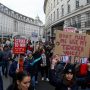 Βρετανία: Απεργιακές κινητοποιήσεις με 500.000 εργαζομένους να διαδηλώνουν στους δρόμους