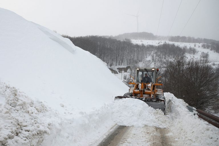 Ρέθυμνο: Οικογένεια εγκλωβίστηκε στα χιόνια – Τους διέσωσε η Πυροσβεστική