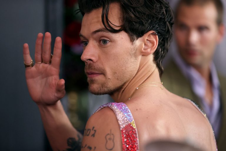 Ο Harry Styles στηρίζει το κίνημα «Free The Nipple» με μια ολόσωμη φόρμα στα Grammy 2023