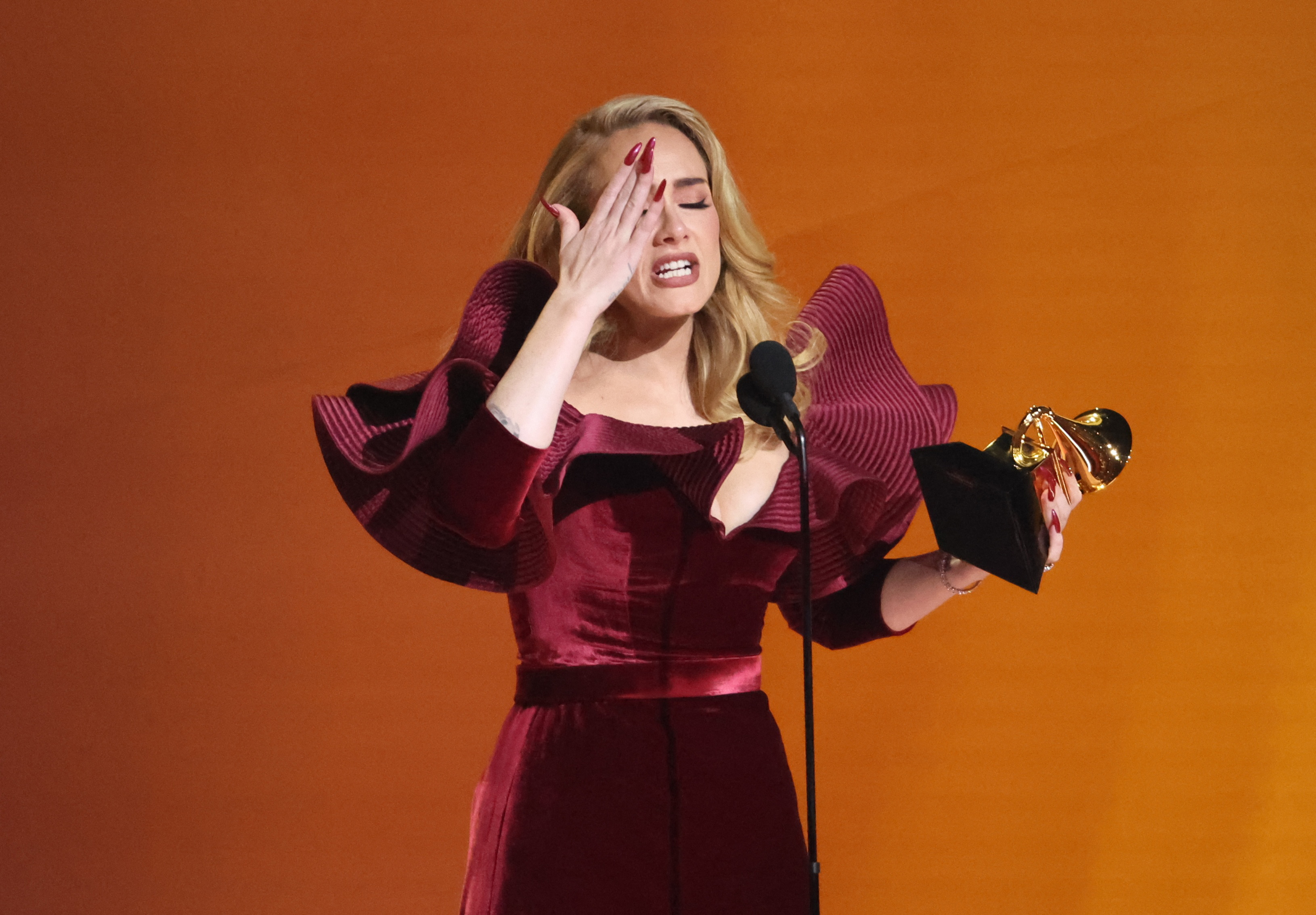 Adele - Grammy: Η στιγμή που κερδίζει βραβείο και ξεσπάει σε κλάματα