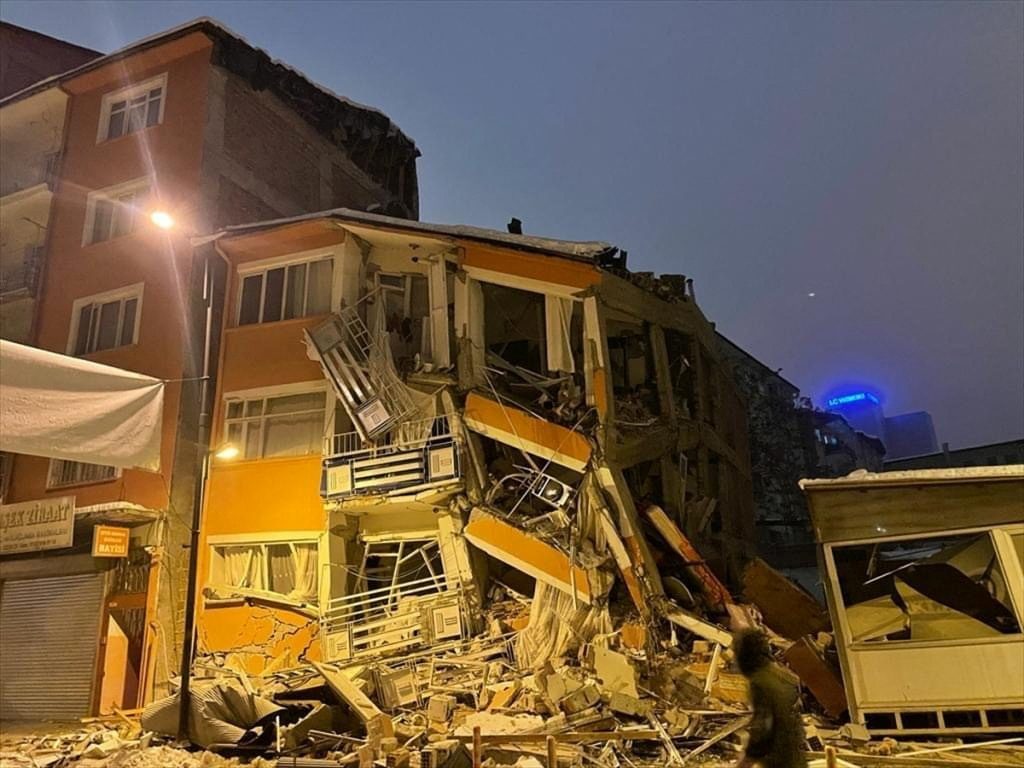Σεισμός στη Τουρκία: Παναγιώτης Καρύδης – «Τα κτίρια τινάχτηκαν στον αέρα σαν να τους έβαλαν δυναμίτες»