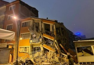 Σεισμός στη Τουρκία: Παναγιώτης Καρύδης – «Τα κτίρια τινάχτηκαν στον αέρα σαν να τους έβαλαν δυναμίτες»