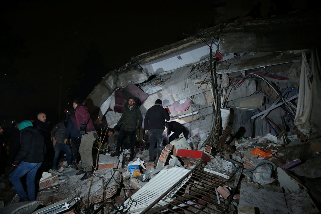 Σεισμός: Σκηνές «Αποκάλυψης» από την Τουρκία και τη Συρία, τουλάχιστον 200 νεκροί – Βίντεο και φωτογραφίες
