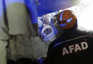 Τουρκία: Εγκλωβισμένοι από τον σεισμό τραβάνε βίντεο κάτω από τα ερείπια