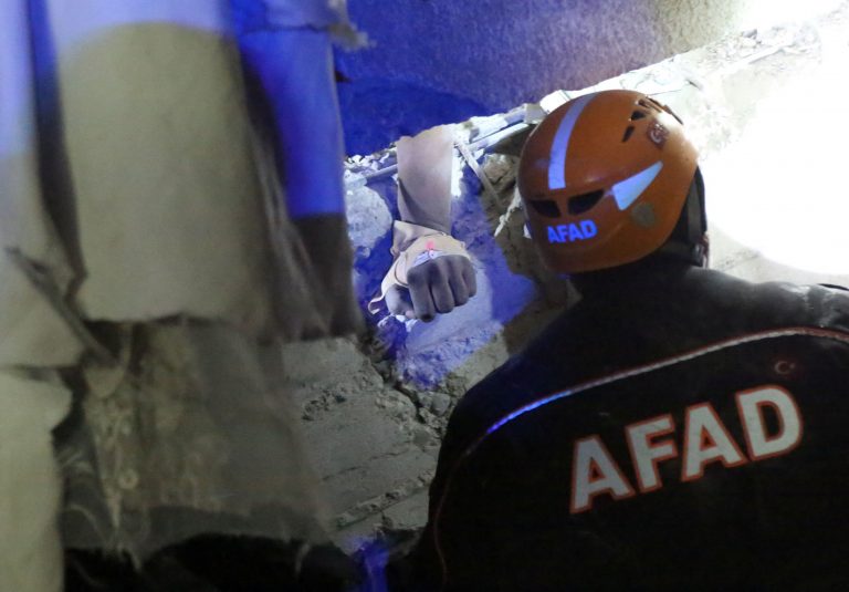 Τουρκία: Εγκλωβισμένοι από τον σεισμό τραβάνε βίντεο κάτω από τα ερείπια