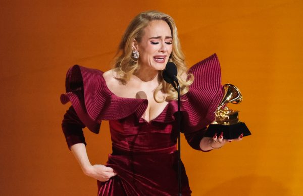 Η Adele ξεσπάει σε κλάματα κατά την διάρκεια συναυλία της στο Las Vegas-Τι συνέβη στην διάσημη τραγουδίστρια;