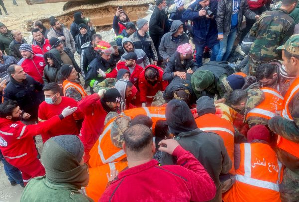 Σεισμός στην Τουρκία: Η στιγμή που οι διασώστες ανασύρουν κοριτσάκι ζωντανό από τα συντρίμμια