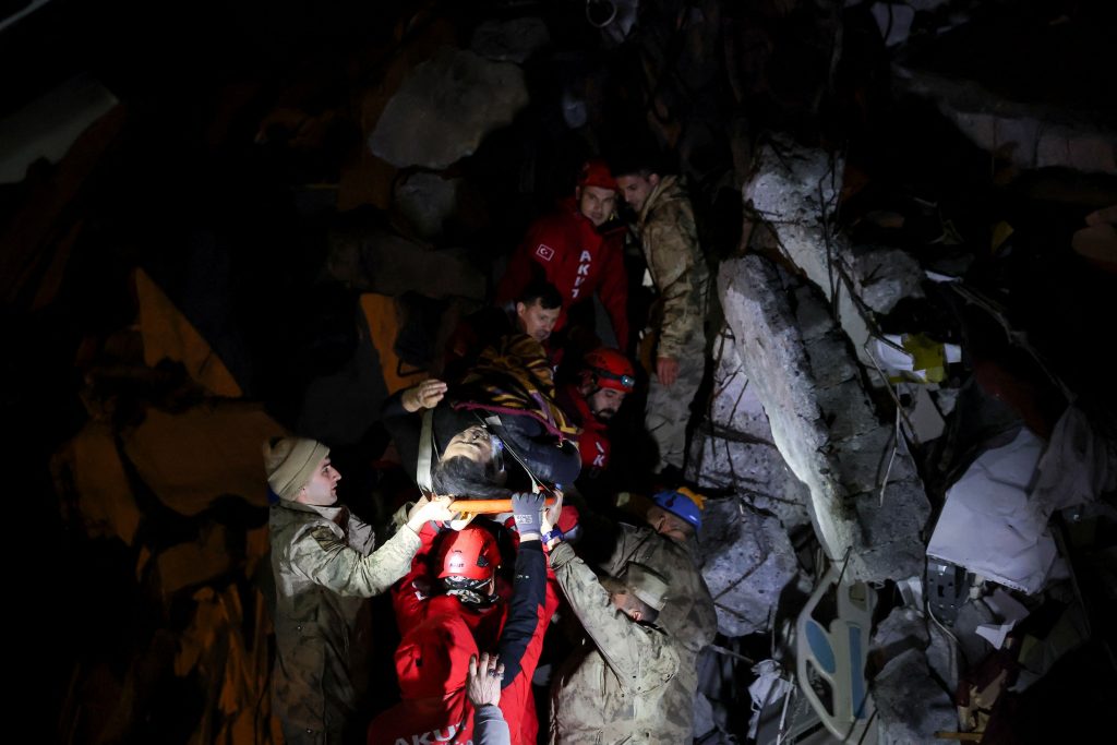 Σεισμός Τουρκία: Ολονύχτια μάχη των διασωστών – Live όλες οι εξελίξεις