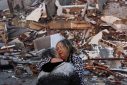 Σεισμός Τουρκία: Ώρες αγωνίας στα συντρίμμια και έρευνες για επιζώντες εν μέσω παγετού – Live όλες οι εξελίξεις