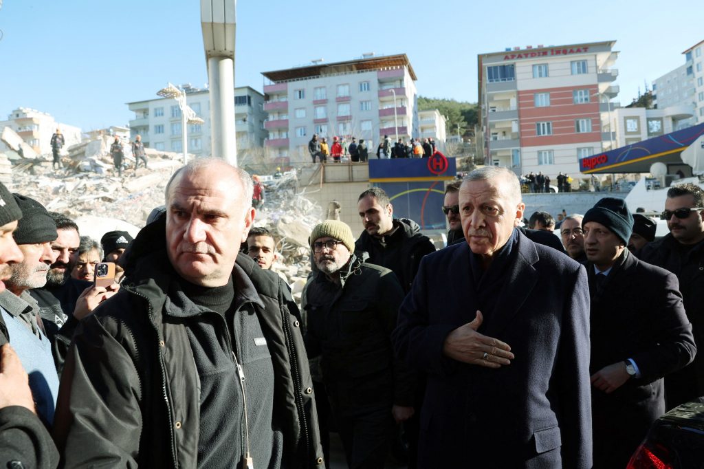 Σεισμός στην Τουρκία: Στην Αττάλεια με δωρεάν αεροπορικό εισιτήριο οι πληγέντες