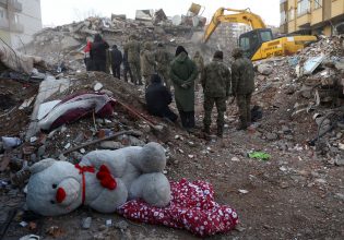 Σεισμός: Αυξάνεται δραματικά ο απολογισμός των νεκρών σε Τουρκία και Συρία – «Βράζει» ο τουρκικός λαός