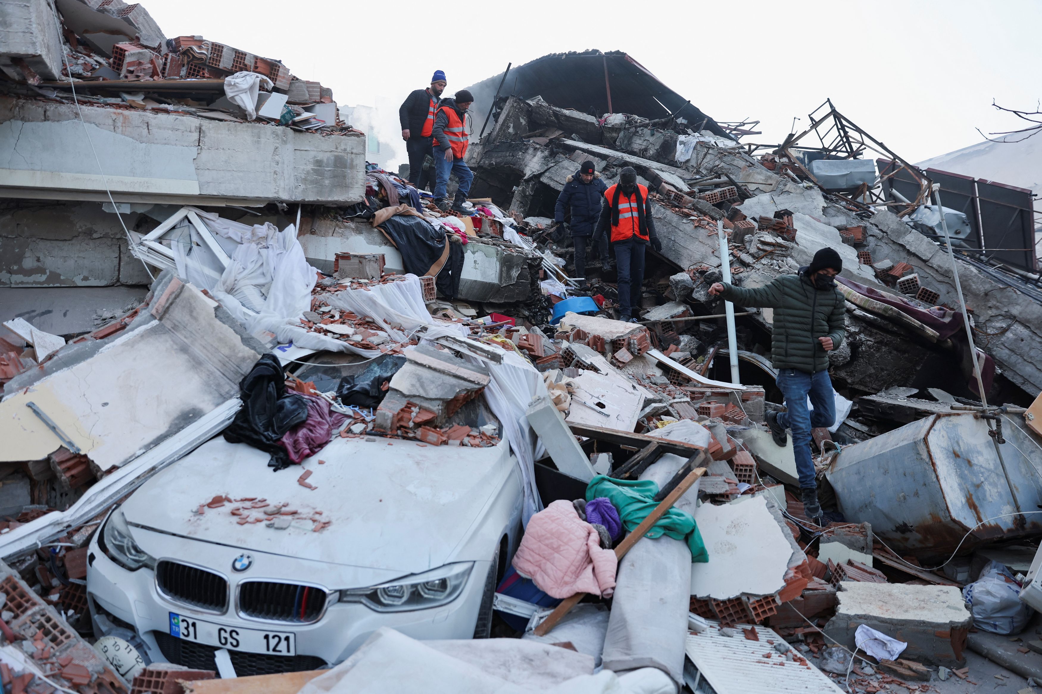 Σεισμός: «Αδειάζει η κλεψύδρα» για τους εγκλωβισμένους σε Τουρκία και Συρία - Καίνε παγκάκια για να ζεσταθούν οι άστεγοι