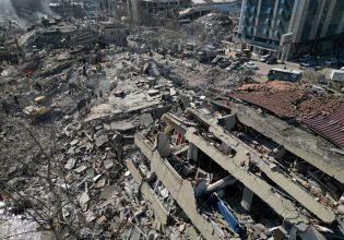 Σεισμός Τουρκία: Τι είναι το «pancake collapse» και γιατί δυσχεραίνει το έργο των διασωστών