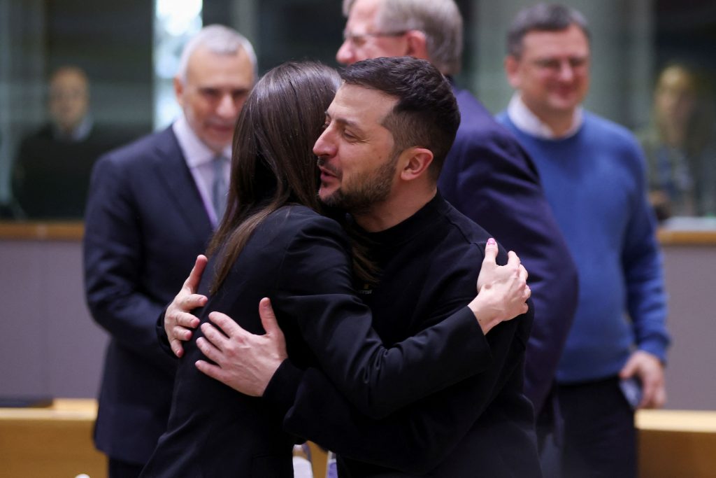 Βολοντίμιρ Ζελένσκι: Η αγκαλιά με την Σάνα Μαρίν που έκανε τον γύρο του διαδικτύου