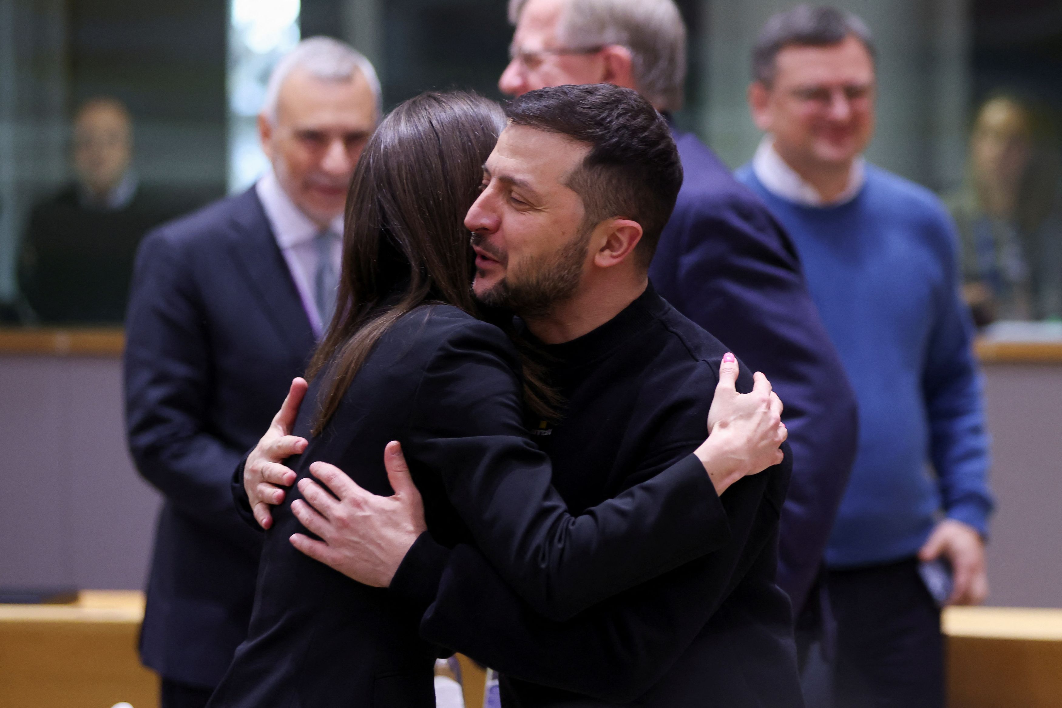 Βολοντίμιρ Ζελένσκι: Η αγκαλιά με την Σάνα Μαρίν που έκανε τον γύρο του διαδικτύου