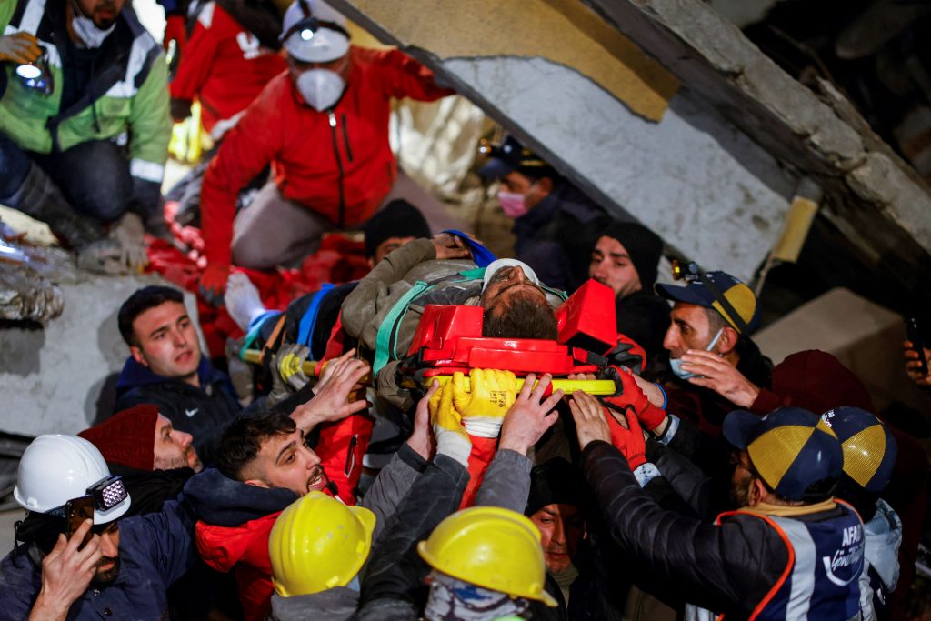 Σεισμός στην Τουρκία: Συγκλονίζουν οι διάλογοι των διασωστών με τα εγκλωβισμένα παιδιά