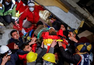 Σεισμός στην Τουρκία: Συγκλονίζουν οι διάλογοι των διασωστών με τα εγκλωβισμένα παιδιά