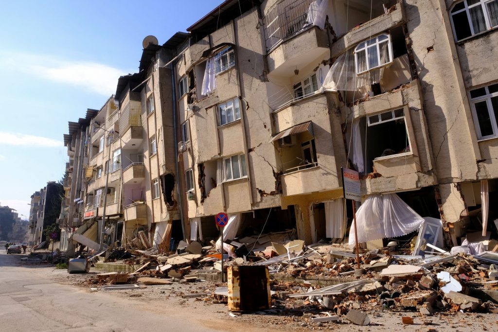 Σεισμός στην Τουρκία: Επικήρυξαν τους απατεώνες κατασκευαστές – 12 συλλήψεις για τις καταρρεύσεις κτιρίων