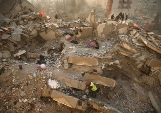 Σεισμός στην Τουρκία: Πάνω από 24.000 οι νεκροί – Εκατοντάδες χιλιάδες οι άστεγοι μέσα στον χειμώνα