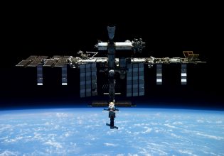 Διεθνής Διαστημικός Σταθμός: Ένα χρόνο στο Διάστημα θα παραμείνουν αστροναύτες που εγκλωβίστηκαν σε τροχιά