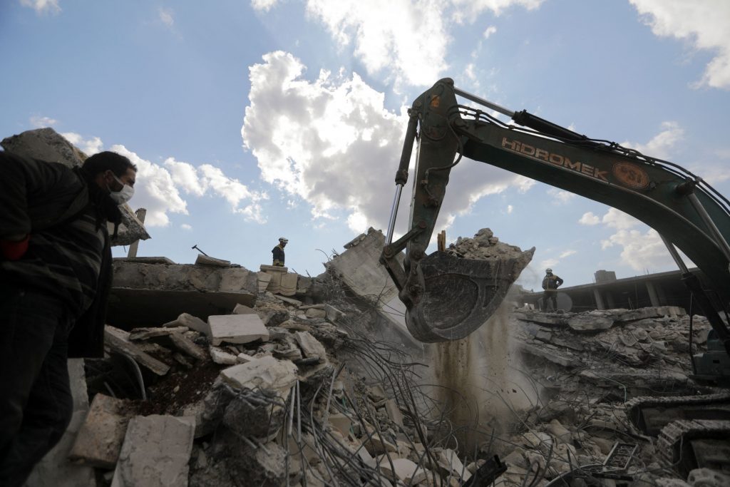 Σεισμός στην Τουρκία: Στρατιώτης σκαρφάλωσε στον δεύτερο όροφο κατεστραμμένου σπιτιού και να βρει το κινητό μιας γυναίκας