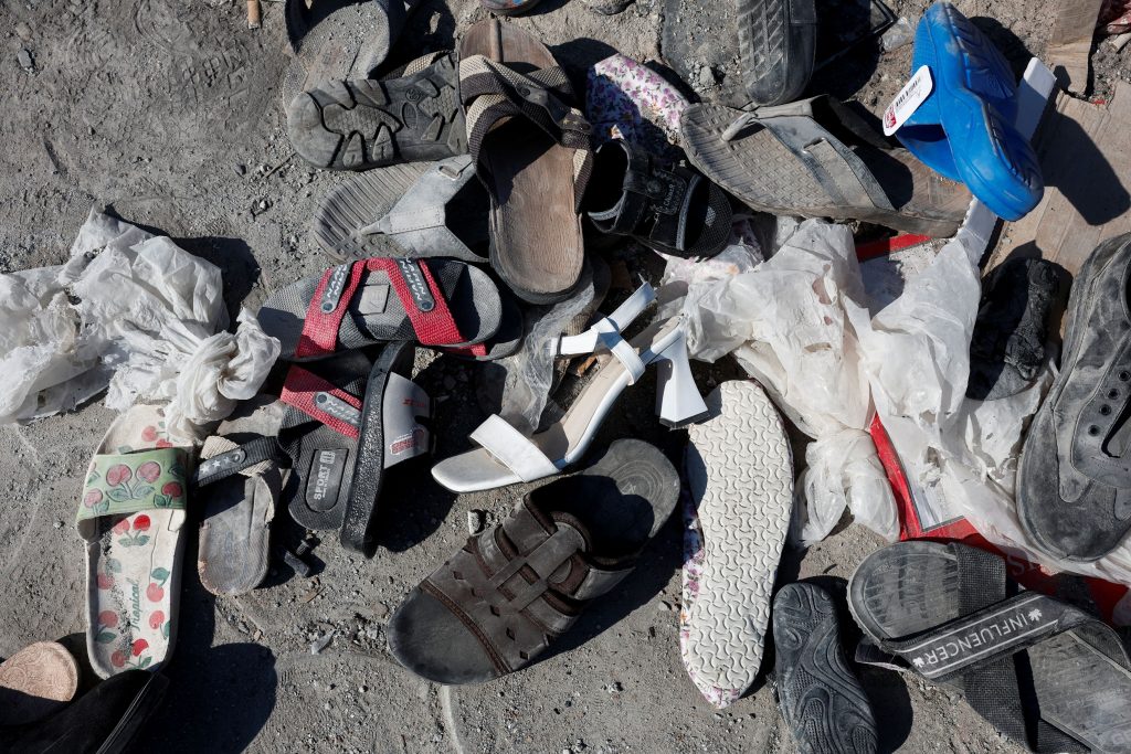 Σεισμός στην Τουρκία: Θάβουν μη αναγνωρισμένες σορούς θυμάτων του Εγκέλαδου