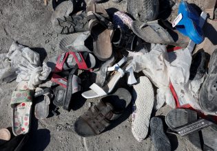 Σεισμός στην Τουρκία: Θάβουν μη αναγνωρισμένες σορούς θυμάτων του Εγκέλαδου