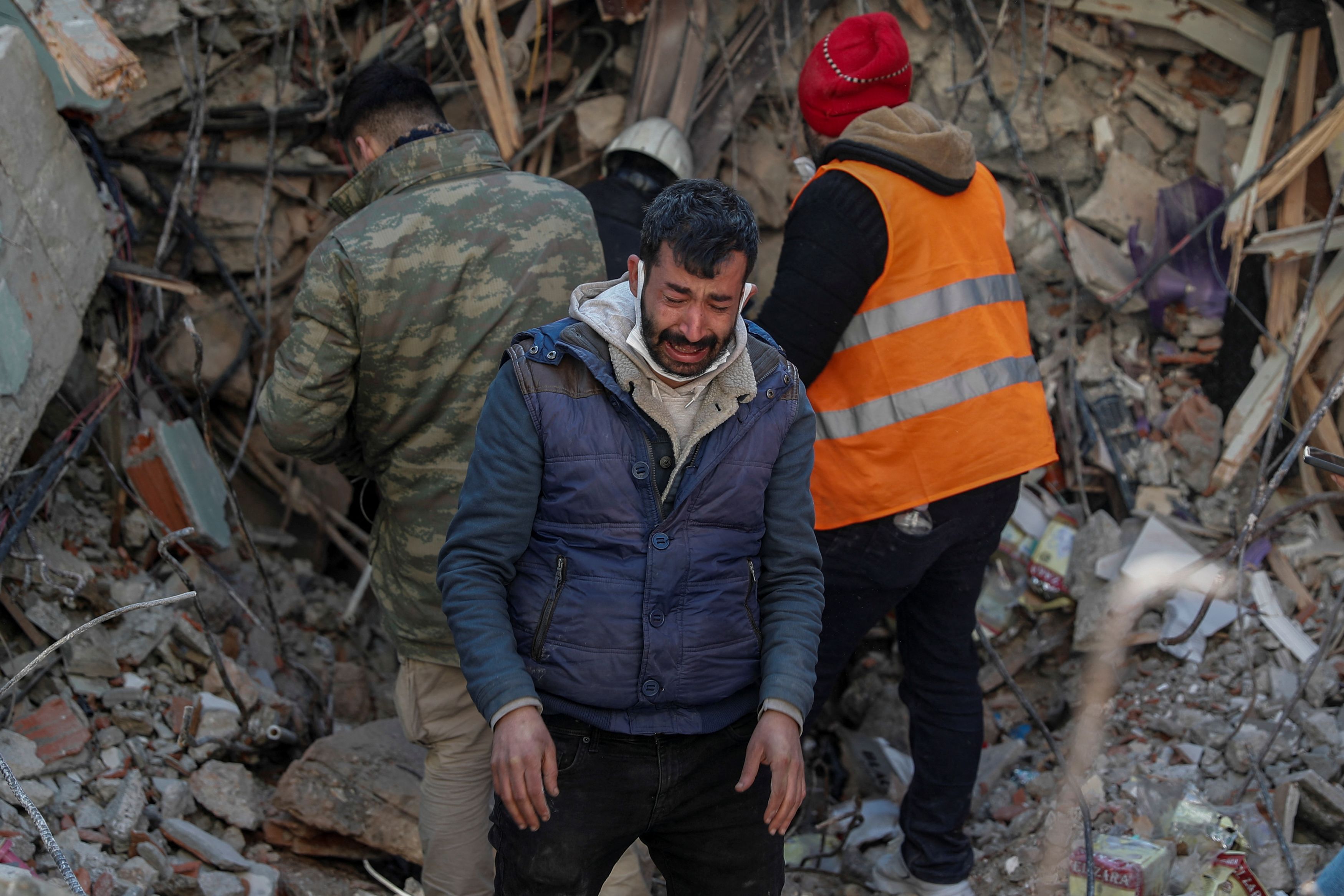 Σεισμός στην Τουρκία: Σε ομαδικούς τάφους θάβονται οι νεκροί