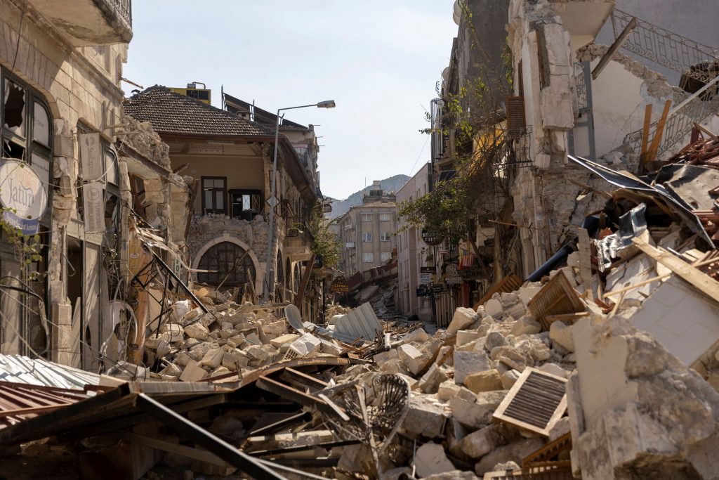 Guardian: Ο Θεός προκάλεσε τον σεισμό, η διαφθορά τόσους θανάτους